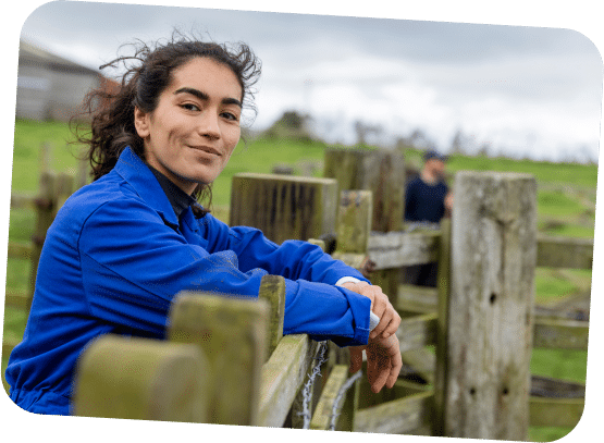 femme dans la campagne qui nous regarde