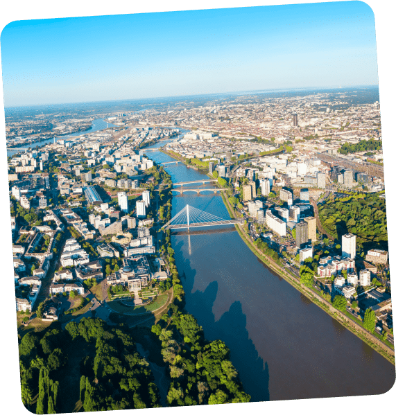 Vue aérienne de nantes et la loire sous le soleil