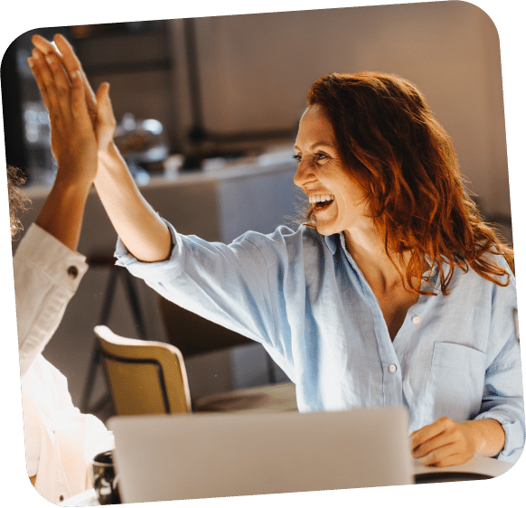 femme dans un bureau qui tape dans une main