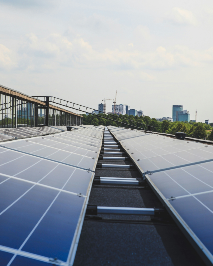 Panneau solaires sur le toit d'un immeuble
