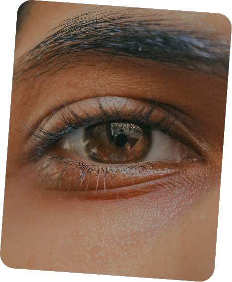 oeil marron inspirant d'une femme