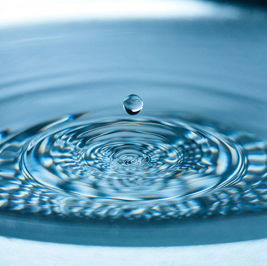 une goutte d'eau qui fait des ondes